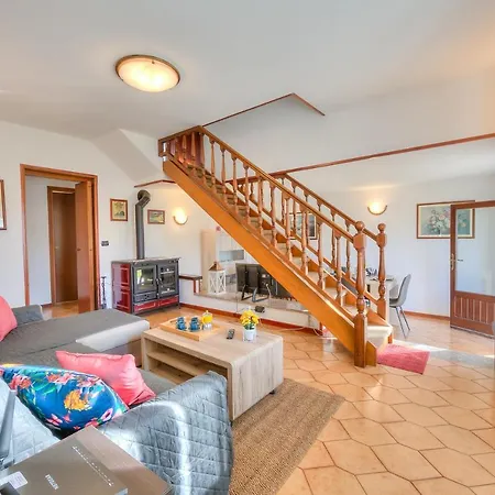 Vakantiehuis Cedar House Few Minutes From - Happy