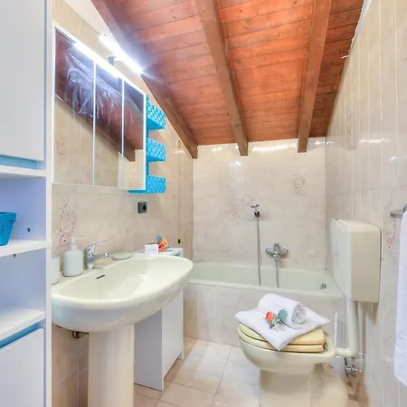 Casa vacanze Cedar House In - Garden& Bbq - Happy Angera