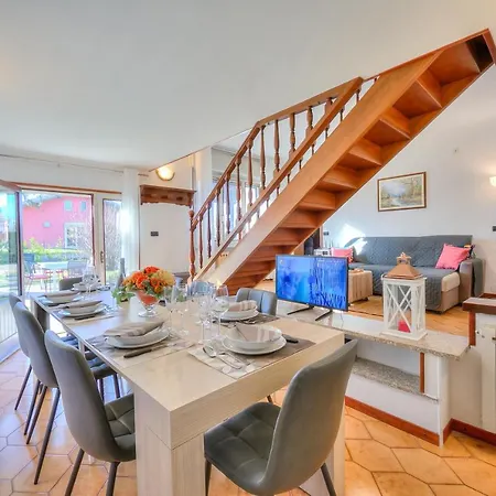 Cedar House Few Minutes From - Happy