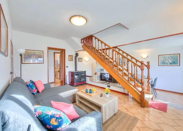 Cedar House Few Minutes From - Happy Vakantiehuis Angera