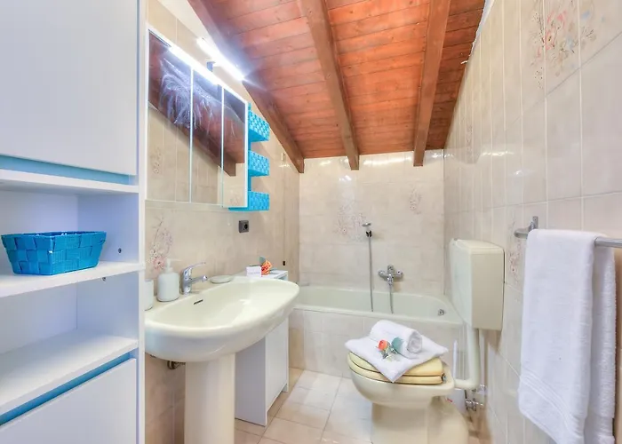 Vakantiehuis Cedar House Few Minutes From - Happy Angera